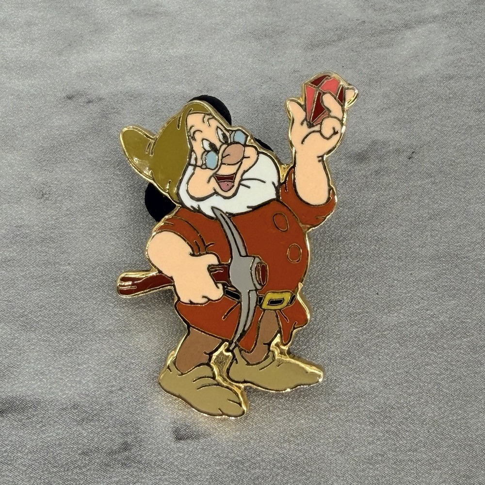 Disney Snow White and Seven Dwarfs Doc Looking At A Jewel w Ax Trading Pin 2002
